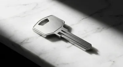 Une clé moderne sur une surface en marbre pour symboliser l'adresse administrative