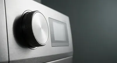 Gros plan iconique sur une machine à laver professionnelle haut de gamme