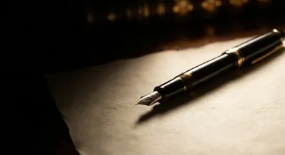 Stylo plume de luxe sur un document vierge, symbole de la signature des statuts
