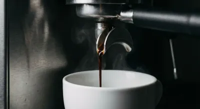 Gros plan d'une extraction d'expresso parfaite pour un projet de franchise