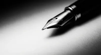 Détail macro d'un stylo plume de luxe symbolisant la précision de la déclaration de TVA