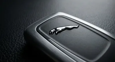 Gros plan d'une clé de voiture haut de gamme symbolisant l'allocation véhicule