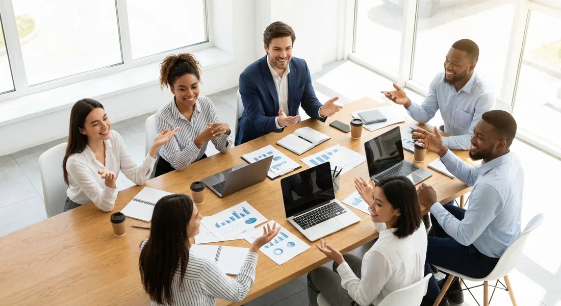 Équipe de conseillers financiers élaborant une stratégie d'investissement.