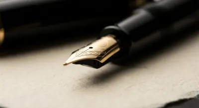 Gros plan minimaliste d'un stylo plume de luxe symbolisant la signature d'un contrat d'épargne.