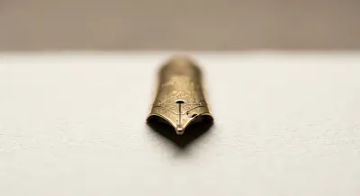 Gros plan minimaliste d'un stylo de luxe sur papier, icône de la déclaration IFU.